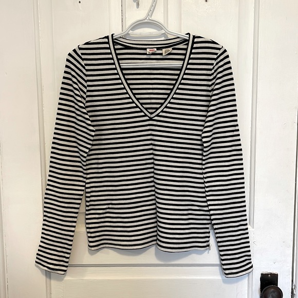Levi’s black & white stripe v-neck waffle knit - Picture 1 of 3